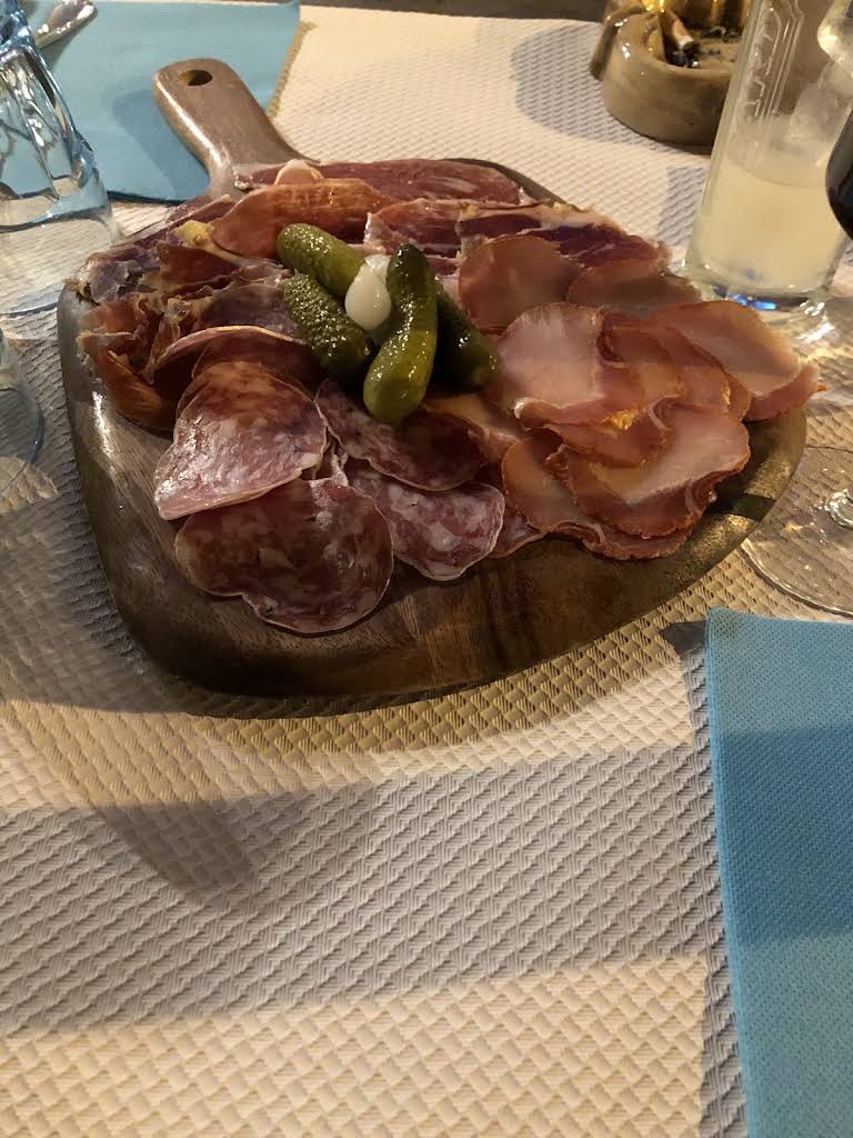 Planche de charcuterie servie aux Carnets d'Édouard