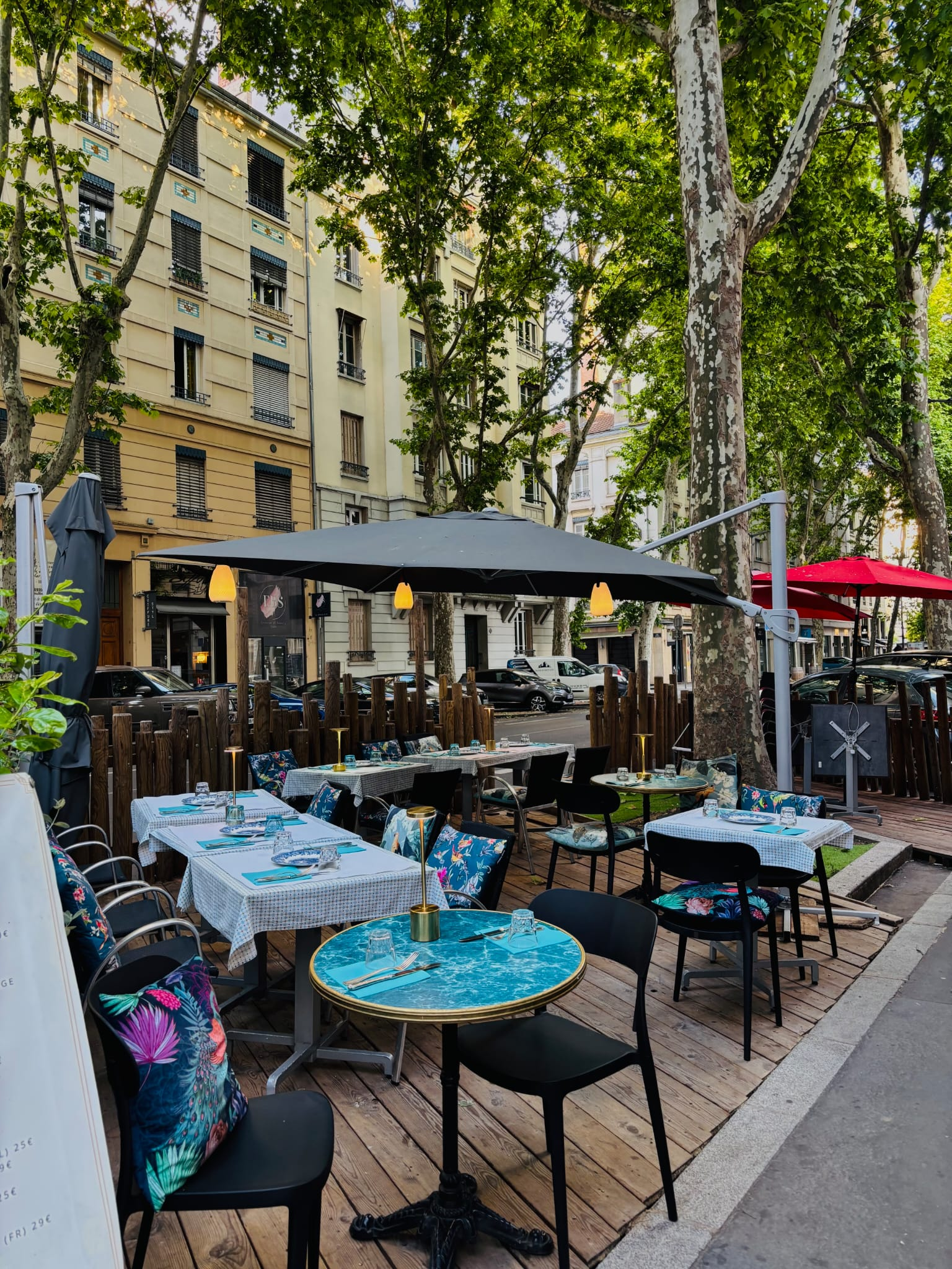 La terrasse des Carnets d'Édouard sous les platanes des Brotteaux